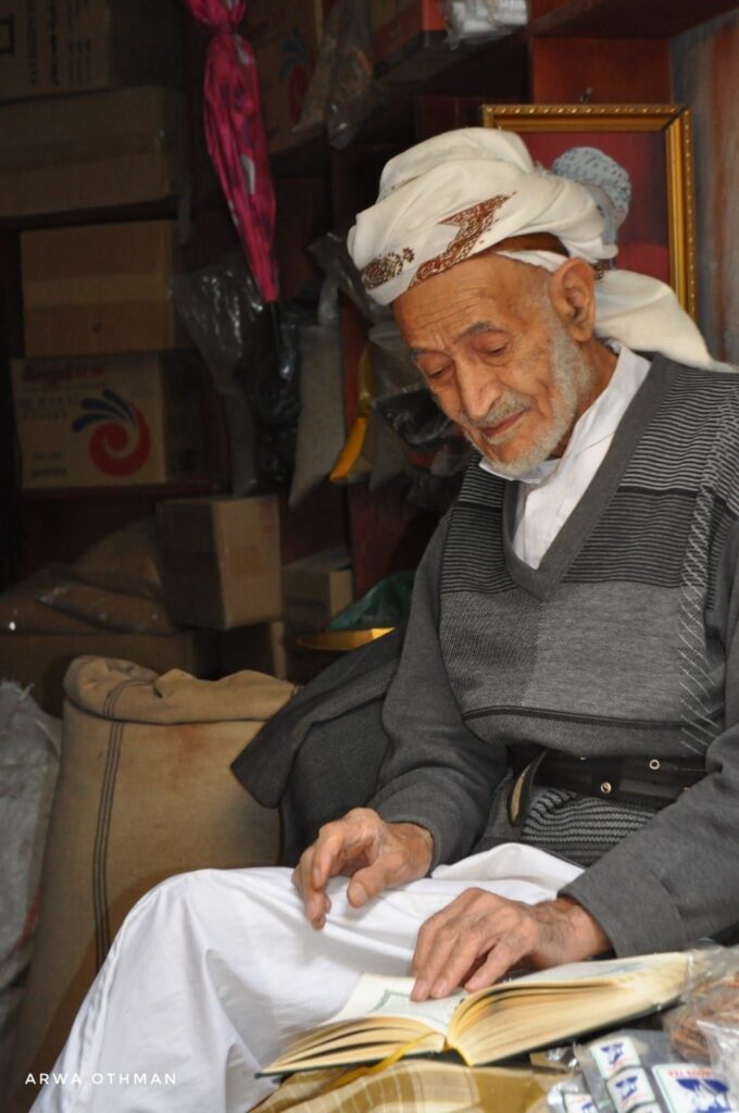 يمني يقرأ القرآن - عدسة أروى عثمان في صنعاء القديمة 2013