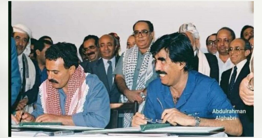 علي البيض وعلي صالح اثناء التوقيع على إتفاقية الوحدة اليمنية1990(عبدالرحمن الغابري)