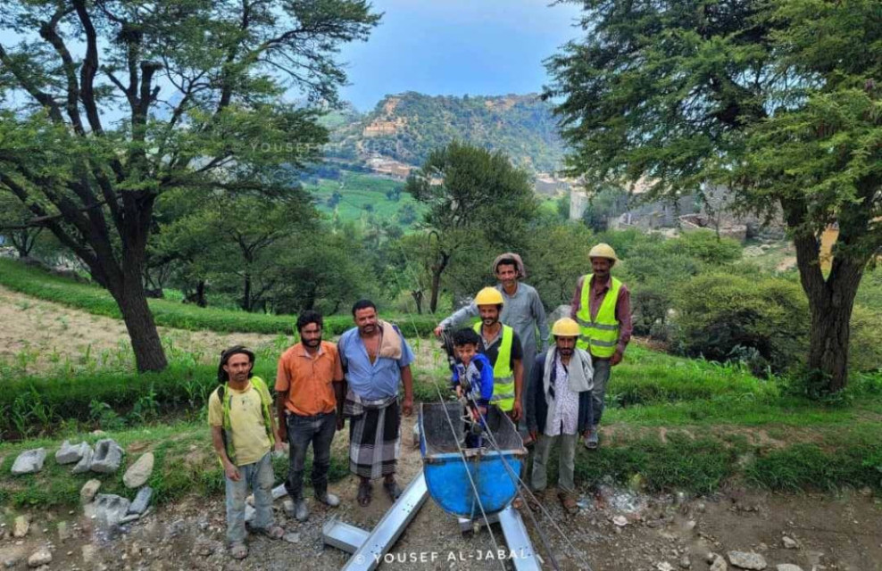 محطة وصول بريد التلفريك مع العمال والمواطنين في قرية الجبل مديرية السلفية ( تصوير يوسف الجبل)