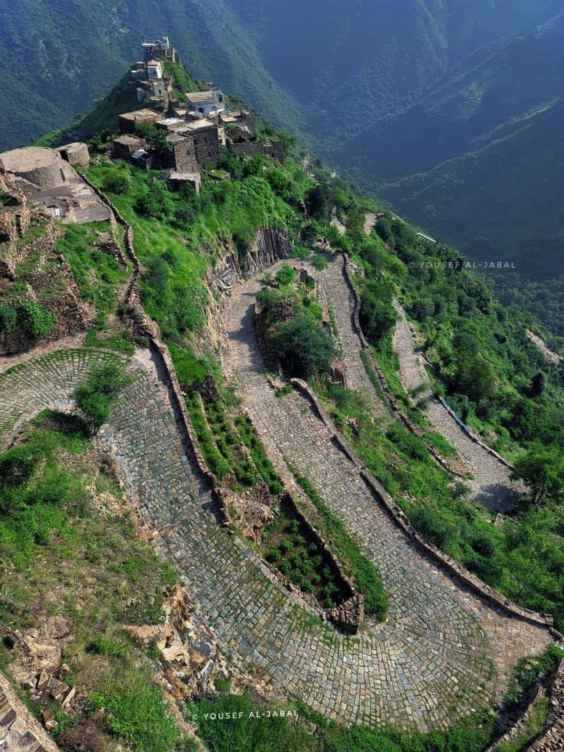 طريق وقرية وواد سحيق في الجعفرية ( تصوير يوسف جبل ـ الجعفرية)