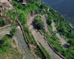 طريق وقرية وواد سحيق في الجعفرية ( تصوير يوسف جبل ـ الجعفرية)