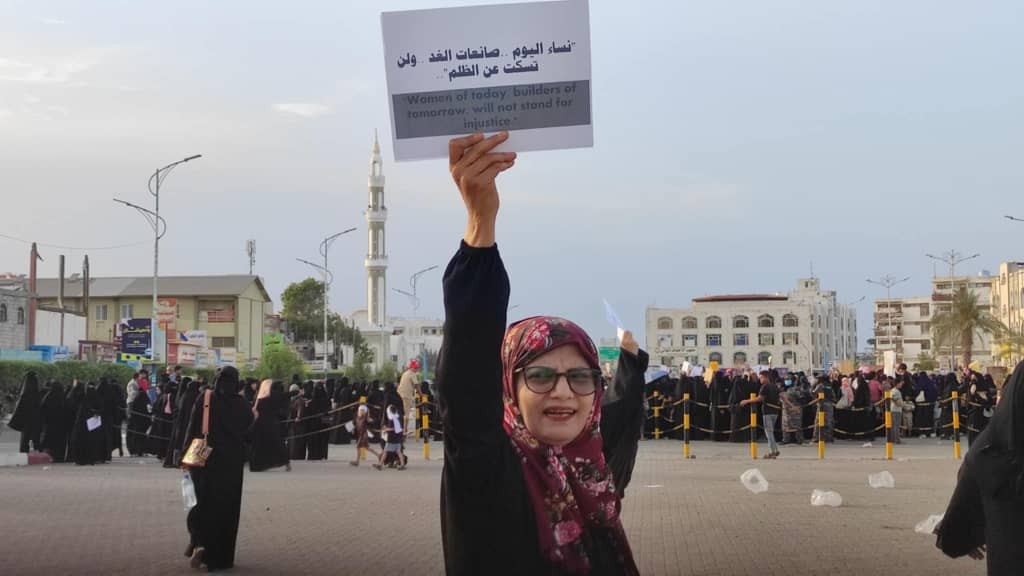 تظاهرة نسوية جديدة في عدن تُحمل الحكومة والانتقالي مسؤولية التدهور الخدمي